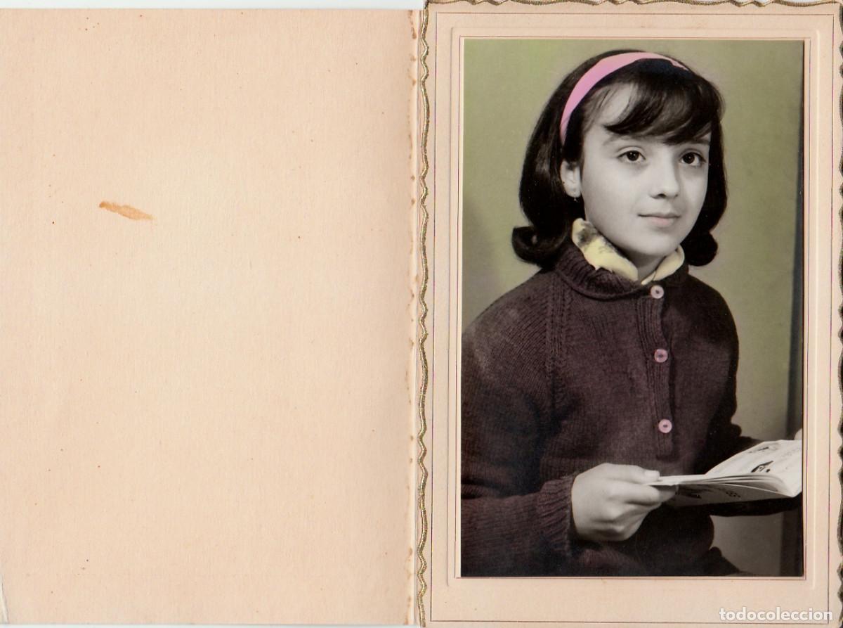 Fotografia antiga: Ni&ntilde;a leyendo un libro. A&ntilde;os 60 h aa