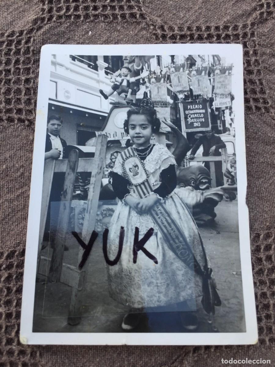 Fotograf&iacute;a antigua: FOTO FOTOGRAFIA DE FALLERA Y FALLA INFANTIL PINOCHO 1963 FALANGISTA ESTEVE SAN VICENTE