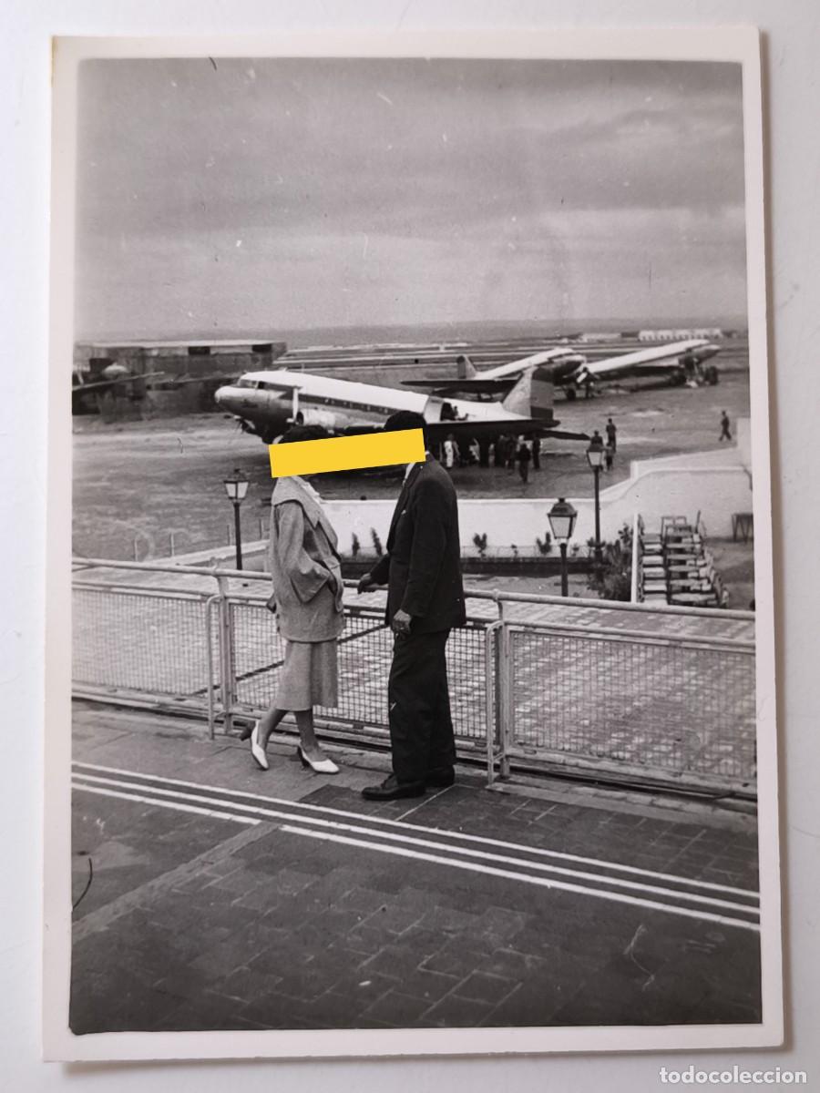Fotografia antiga: Antigua fotograf&iacute;a. Aeropuerto de Madrid. Avi&oacute;n de Iberia. A&ntilde;os 50.