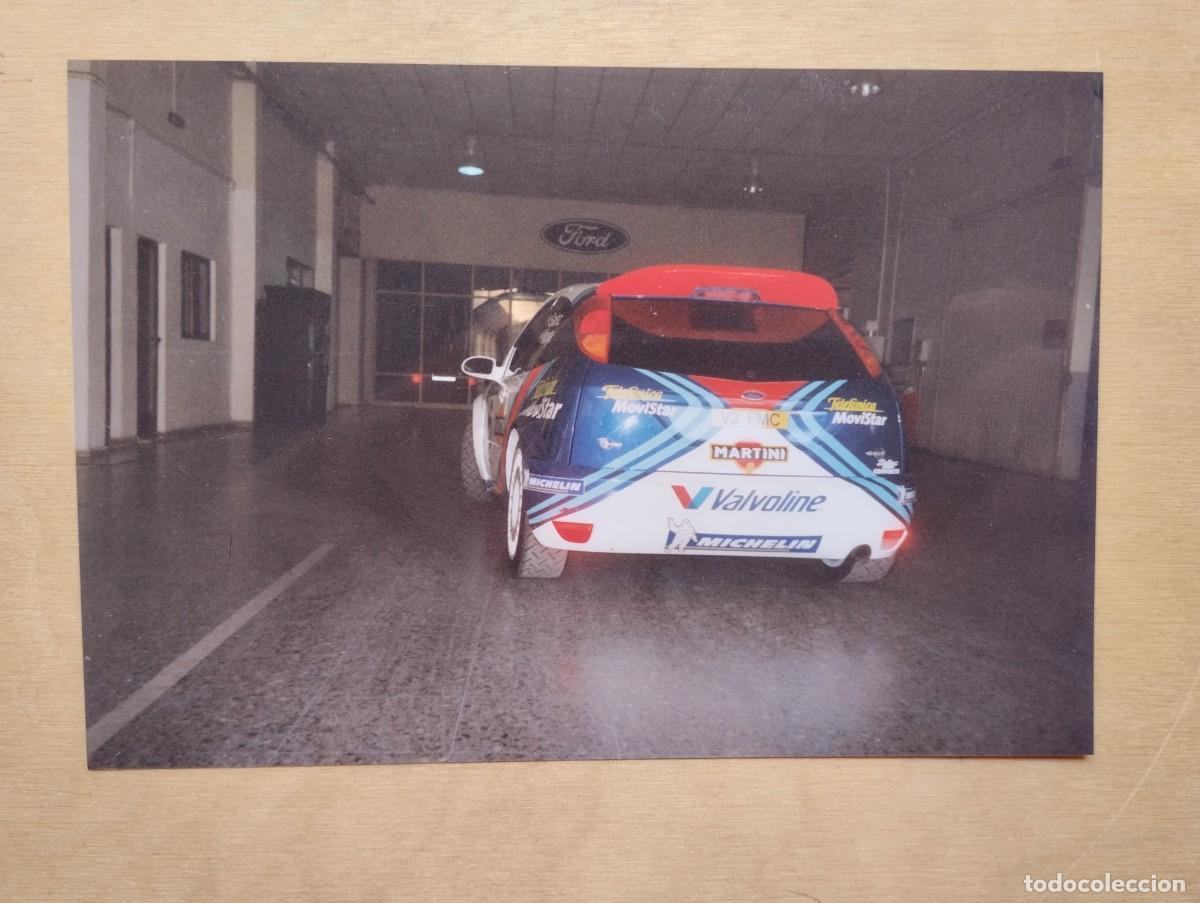 Fotograf&iacute;a antigua: Fotograf&iacute;a vista trasera del coche de Rally Ford Focus WRC de C. Sainz en un taller o concesionario