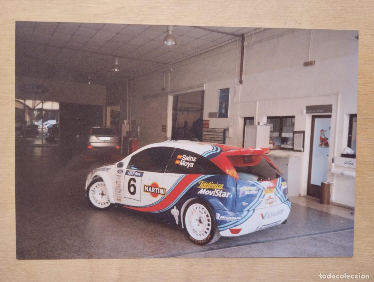 Fotograf&iacute;a antigua: Fotograf&iacute;a vista lateral del coche de Rally Ford Focus WRC de C. Sainz en un taller o concesionario