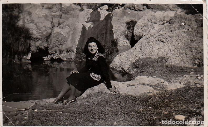 Antique Photography: Dama en un r&iacute;o rodeada de rocas. A&ntilde;os 40 h aa