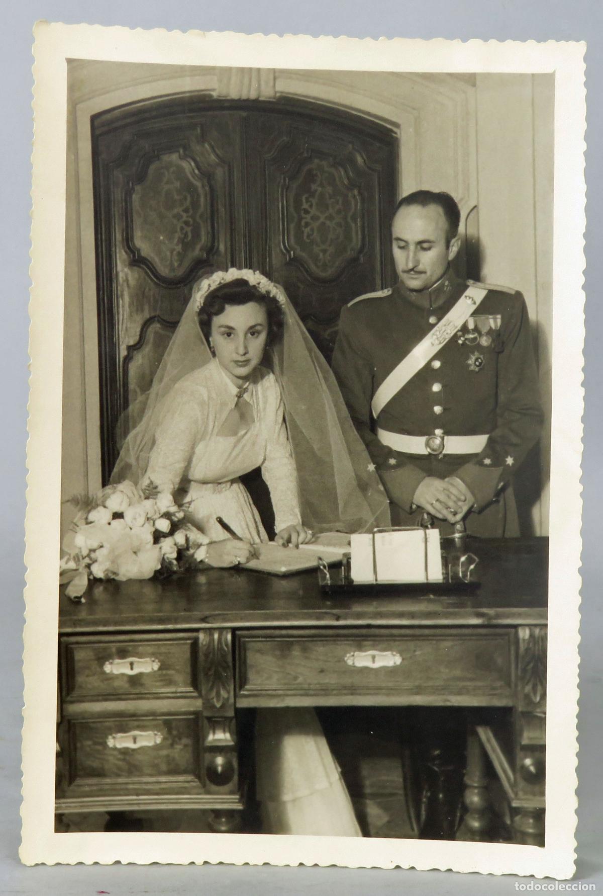 Fotografia antica: Fotograf&iacute;a boda militar uniforme condecoraciones Isalle Fotograf&iacute;a a&ntilde;os 50