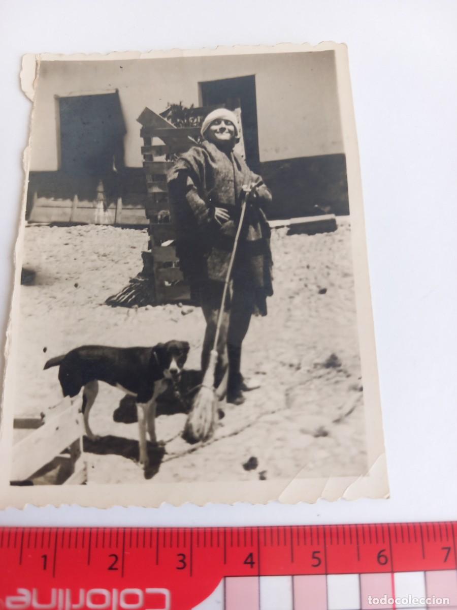 Fotografia antiga: Mujer posando con escoba y perro, A&ntilde;os 40.