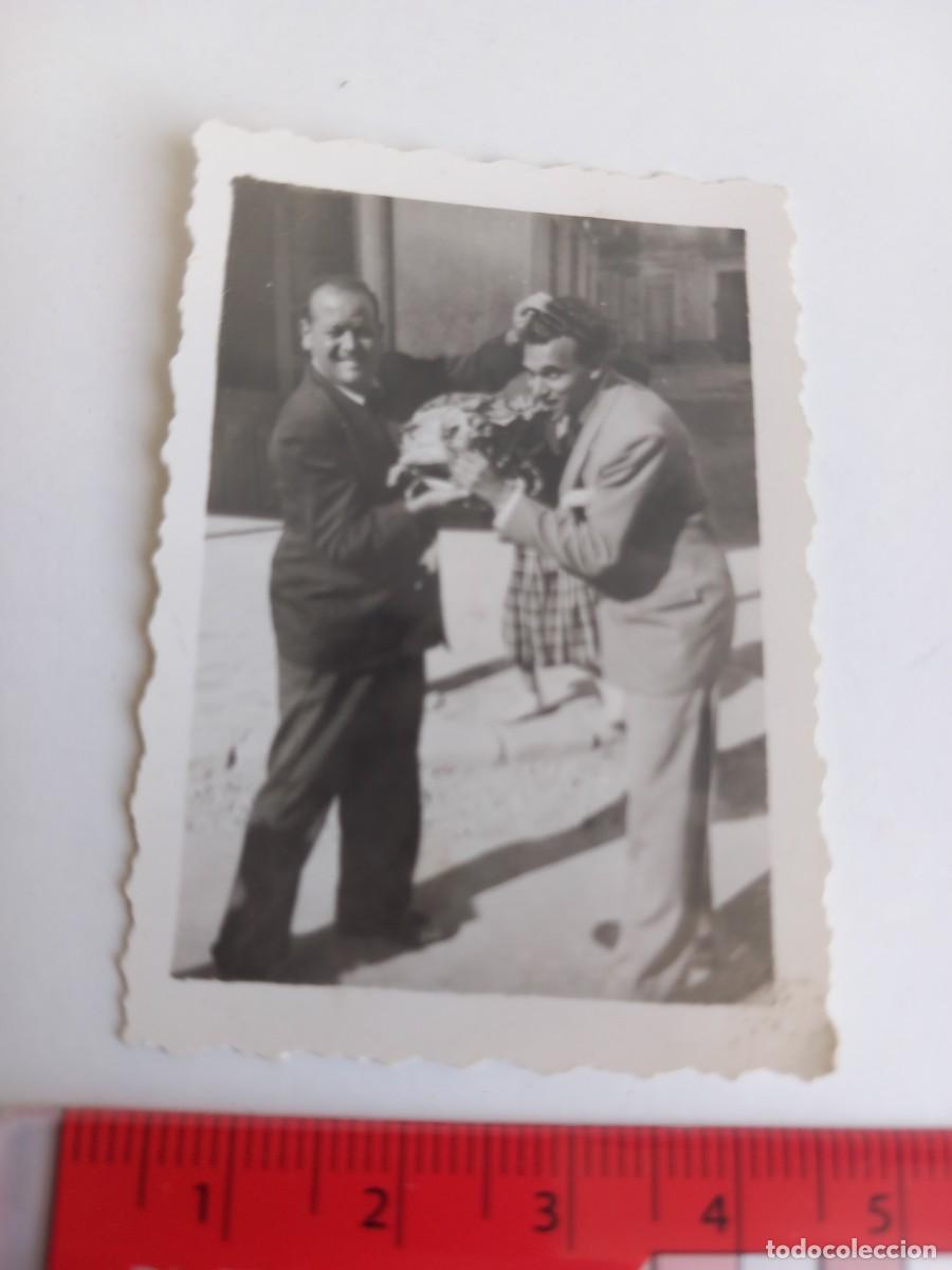 Fotografia antiga: Amigos comiendo en la calle. Bromeando A&ntilde;os 40.