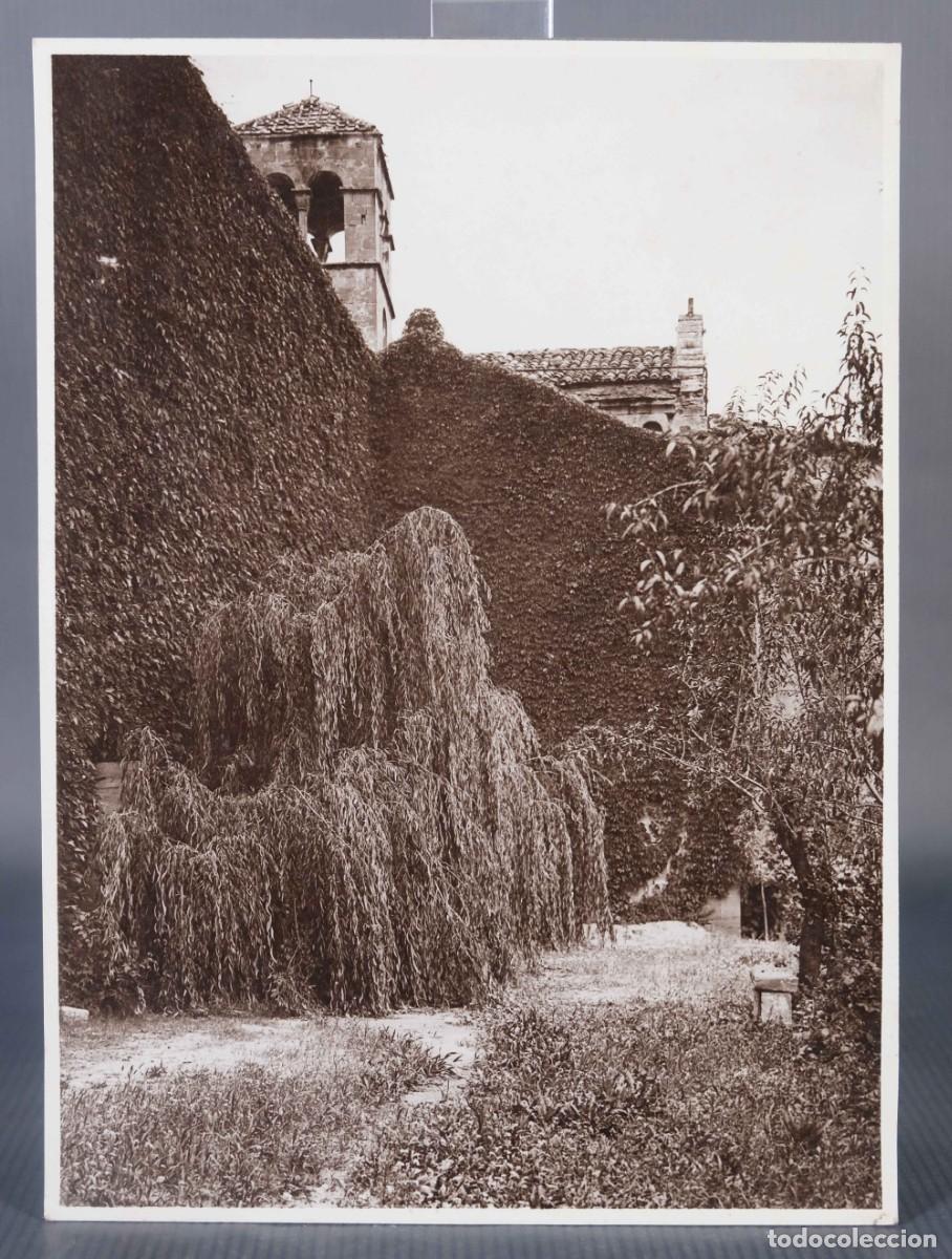 Fotografia antiga: Fotograf&iacute;a vista patio de catedral rural a&ntilde;os 20-30