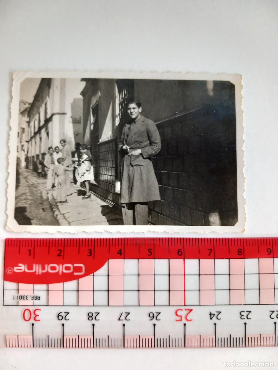 Alte Fotografie: UN OFICIAL DE CORREOS EN LA PUERTA DE SU OFICINA, Cartero A&ntilde;os 40.