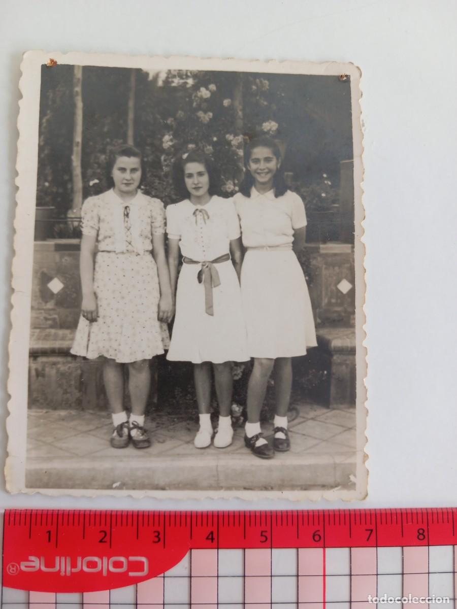 Fotografia antiga: Tres chicas j&oacute;venes con trajes de fiestas..A&ntilde;os 40.