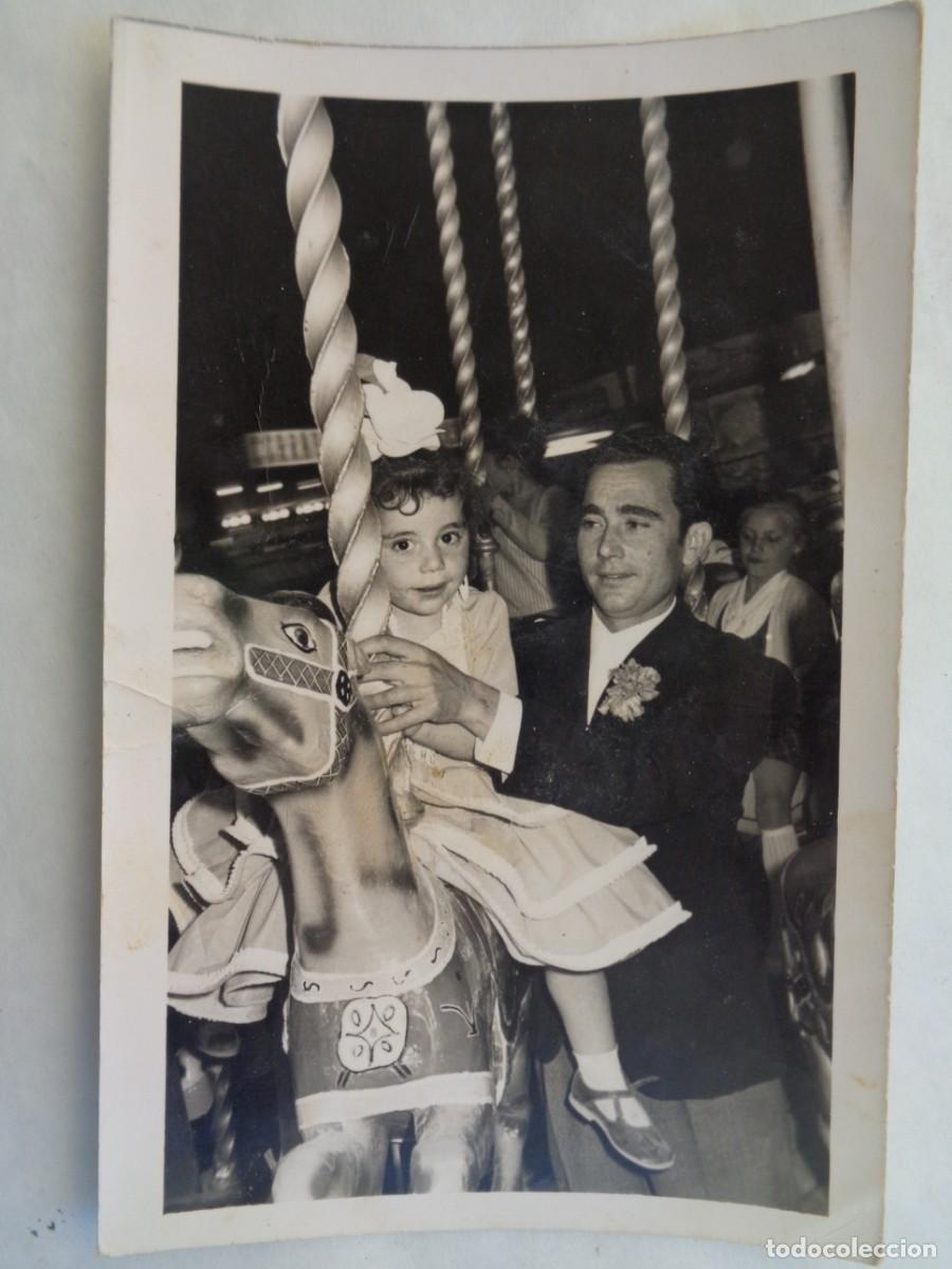 Fotografia antiga: MINUTERO DE FOTOGRAFO DE FERIA : NI&Ntilde;A VESTIDA DE FLAMENCA EN CABALLITO DEL TIOVIVO