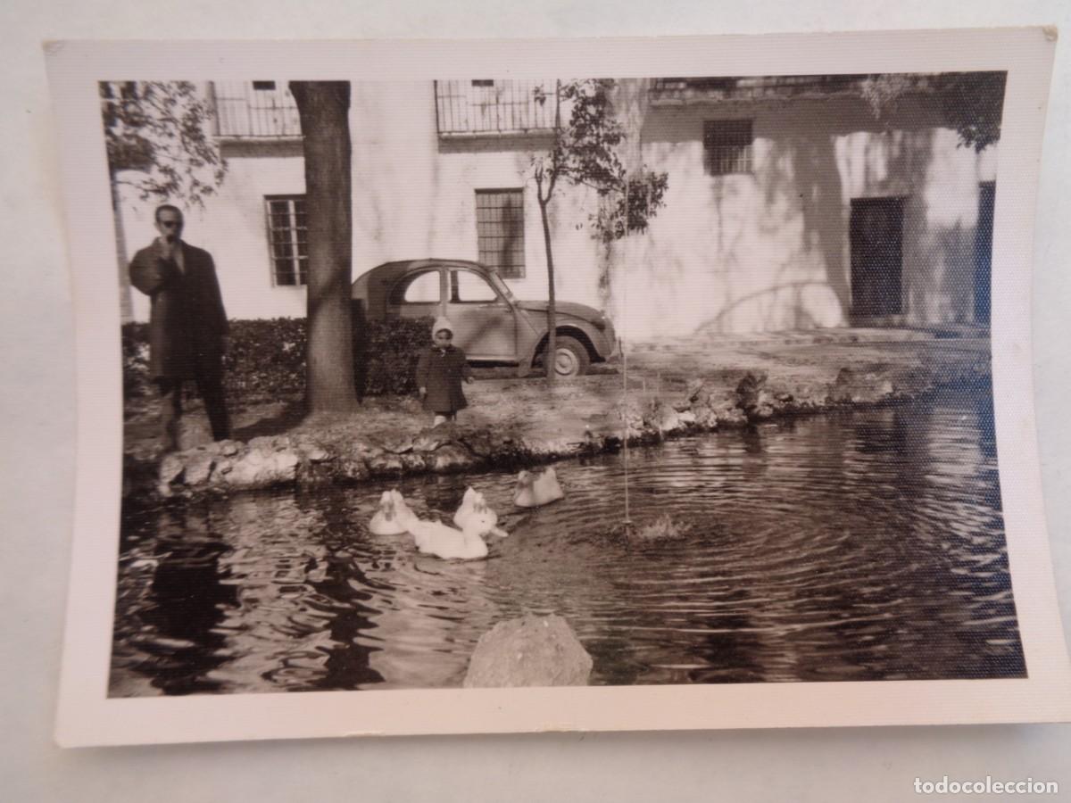 Fotograf&iacute;a antigua: FOTO DE HOMBRE Y DETRAS UN COCHE DE EPOCA, CITROEN DOS CABALLOS