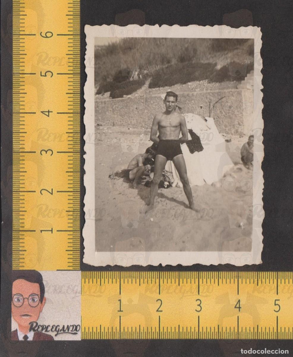Fotograf&iacute;a antigua: GUAPO CHICO JOVEN POSA EN BA&Ntilde;ADOR EN PLAYA - FOTO ANTIGUA A&Ntilde;OS 30/40 - ESPA&Ntilde;A VERANO BA&Ntilde;ISTA LGTB