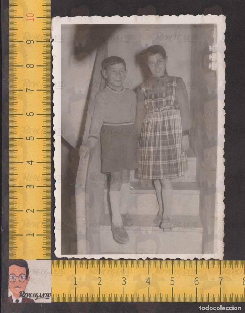 Fotograf&iacute;a antigua: PAREJA NI&Ntilde;O Y NI&Ntilde;A POSAN SONRIENDO EN ESCALERA - HERMANOS - FOTO ANTIGUA A&Ntilde;OS 50 - ESPA&Ntilde;A INFANCIA