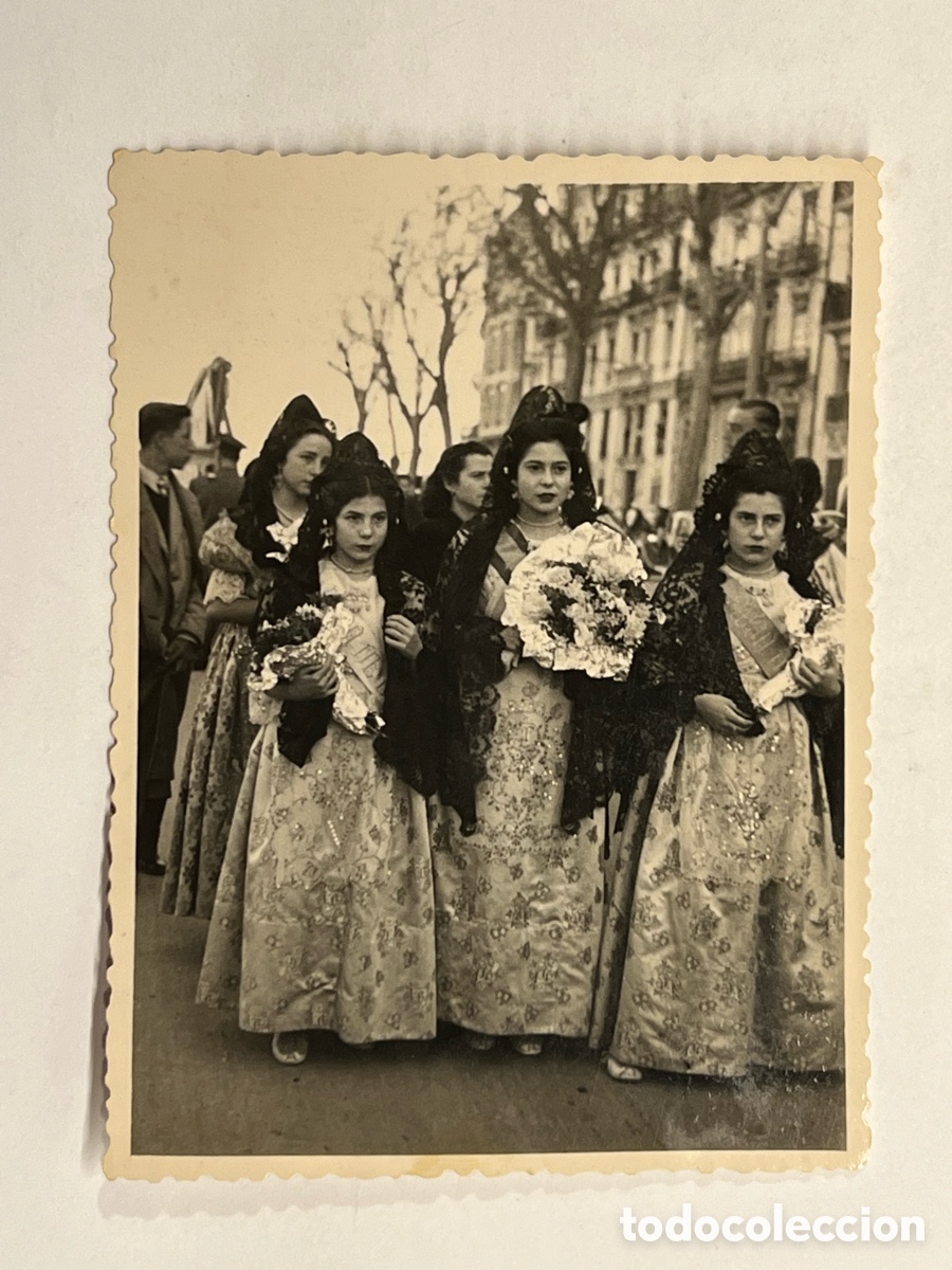 Antique Photography: FALLAS VALENCIA. Fotograf&iacute;a Ofrenda de Flores, grupo de falleras en su desfile.. 18 de Marzo de 1949