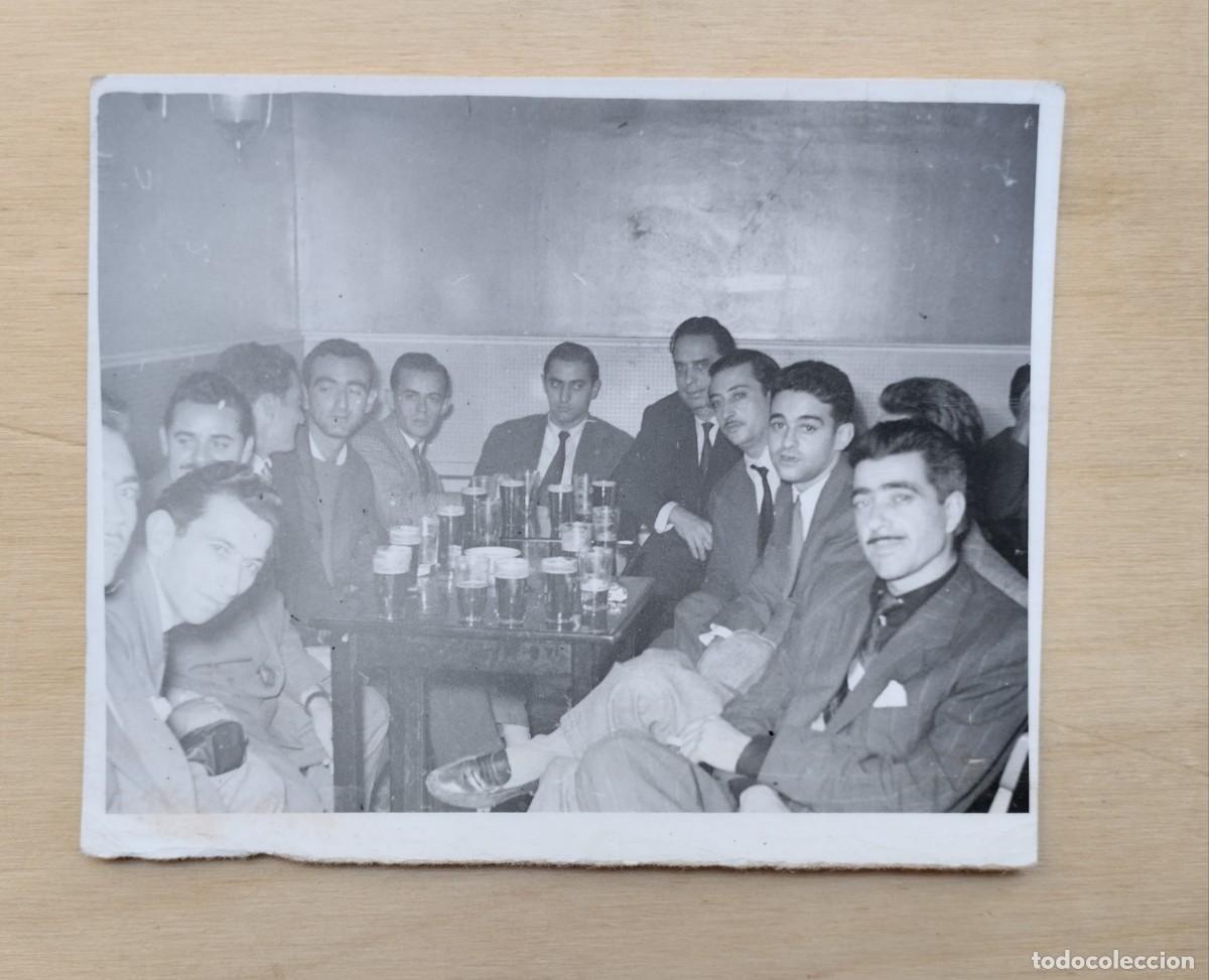 Fotograf&iacute;a antigua: Fotograf&iacute;a antigua de hombres en traje y corbata bebiendo cervezas en el bar. A&ntilde;os 50