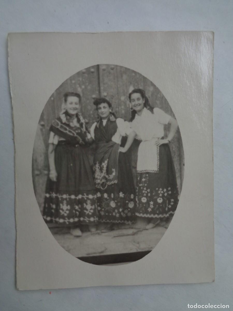 Fotograf&iacute;a antigua: MINUTERO DE FOTOGRAFO DE FERIA : DE CHICAS VESTIDAS CON TRAJE REGIONAL . A&Ntilde;OS 40