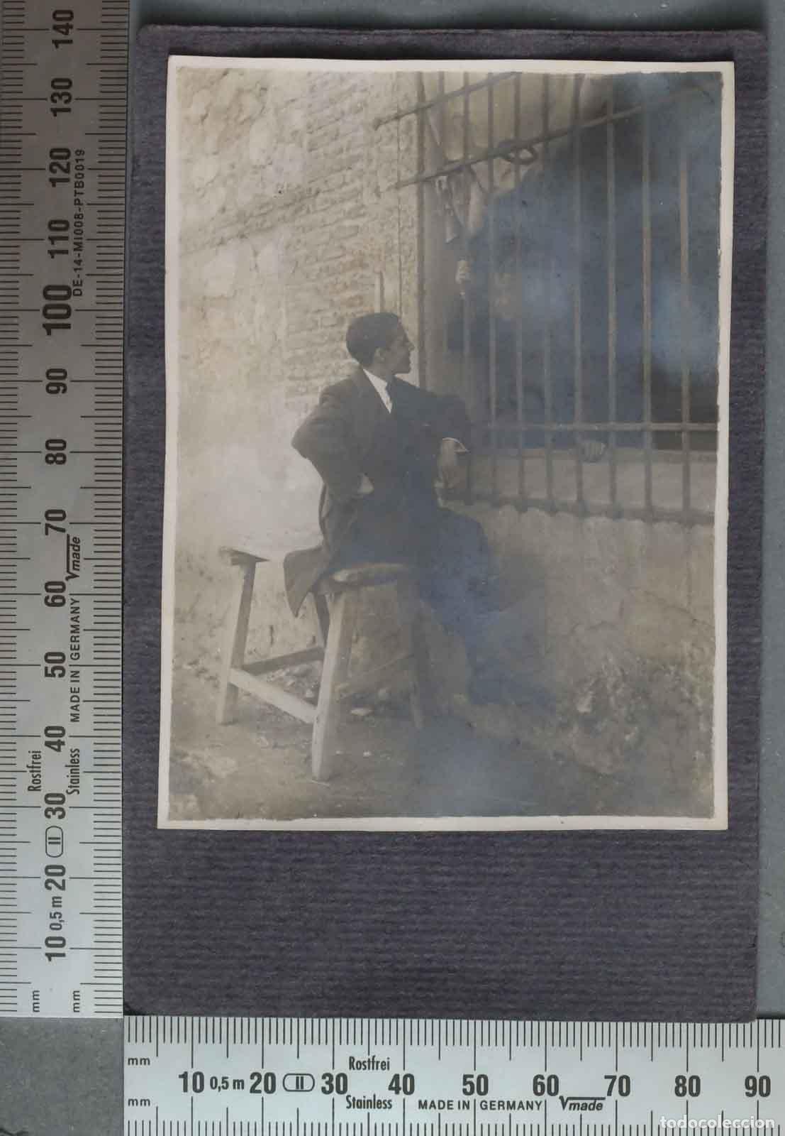 Antique Photography: FOTOGRAFIA POSTAL. HOMBRE ASOMADO A LA REJA