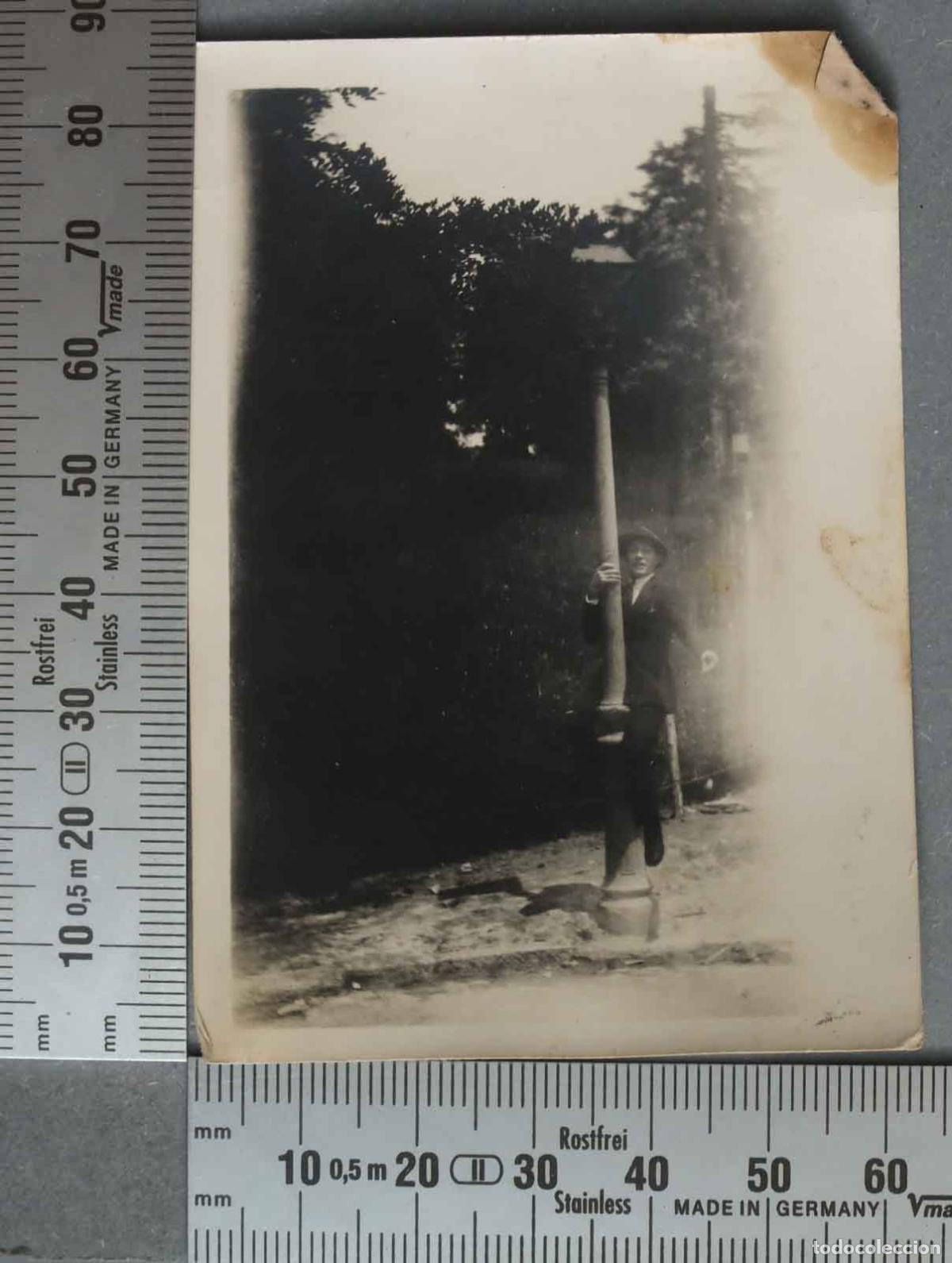 Fotografia antica: FOTOGRAFIA. HOMBRE SUBIDO A FAROLA