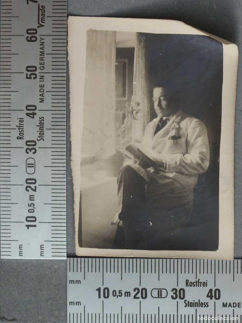 Alte Fotografie: FOTOGRAFIA. MEDICO LEYENDO CA 1920