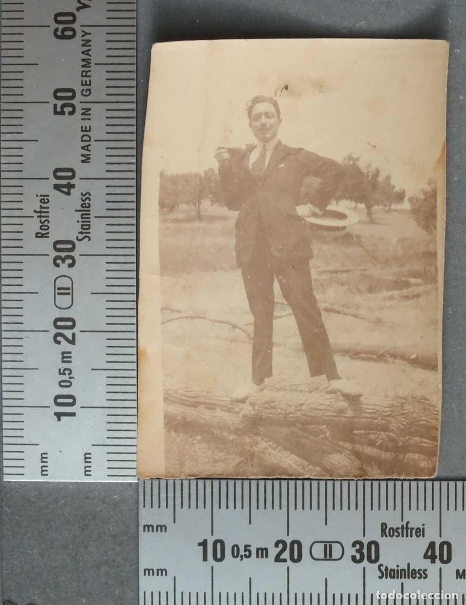 Alte Fotografie: FOTOGRAFIA. HOMBRE SOBRE TRONCOS. CA 1920
