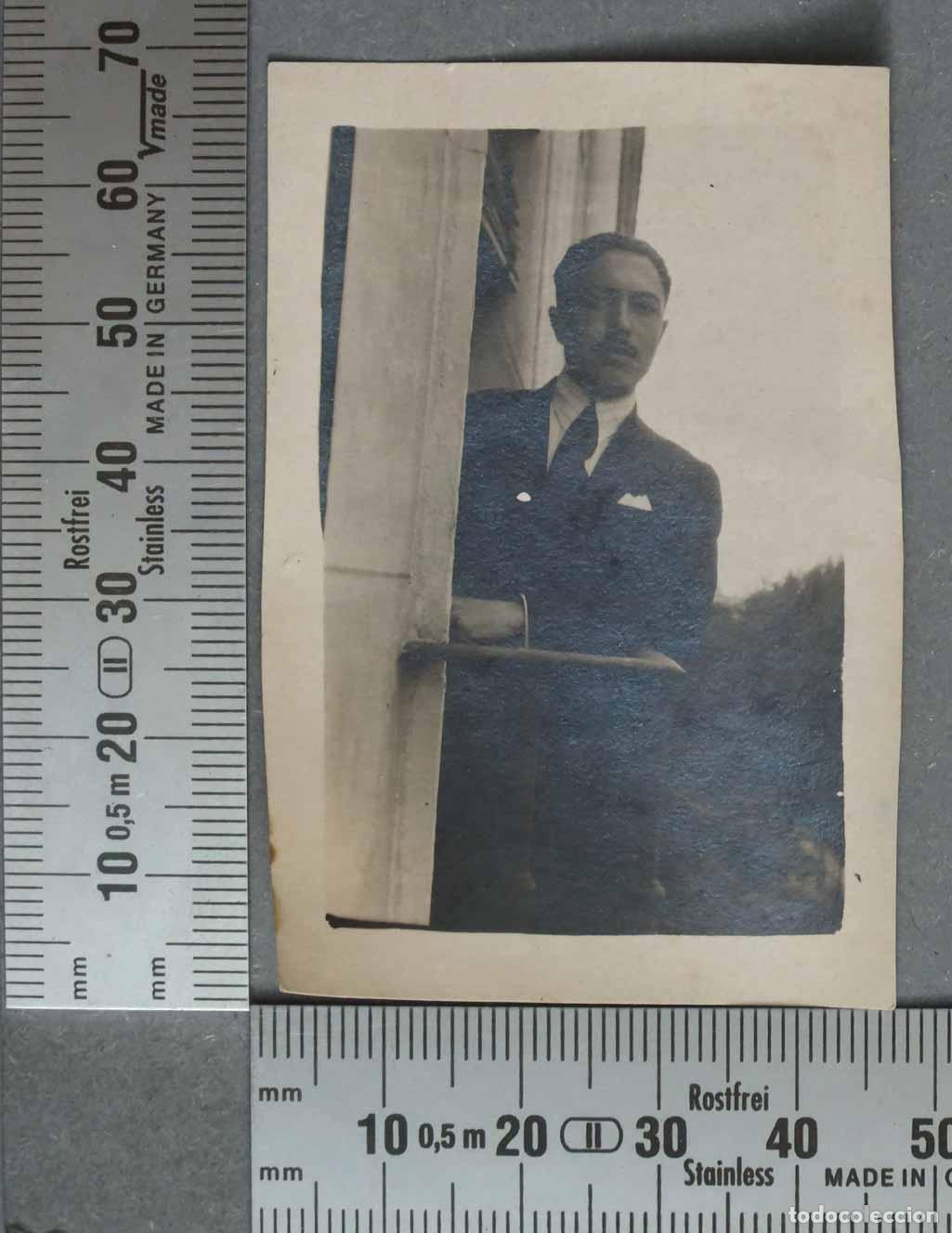 Fotografia antica: FOTOGRAFIA. HOMBRE EN BALCON. CA 1920