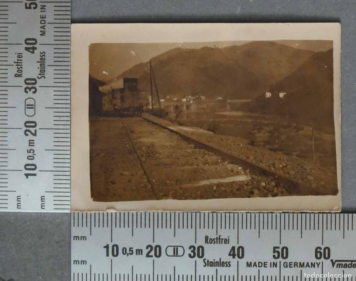 Fotografia antica: FOTOGRAFIA. VISTA DE TREN CARGA Y PUEBLO A IDENTIFICAR.