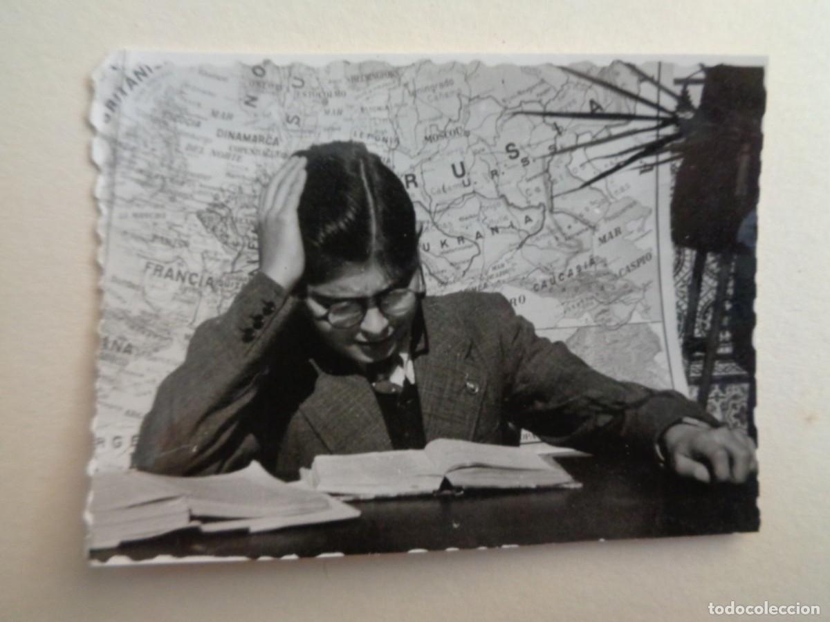 Fotografia antica: FOTO ESCOLAR : NI&Ntilde;O CON LIBRO Y MAPA DETRAS , AGOBIADO