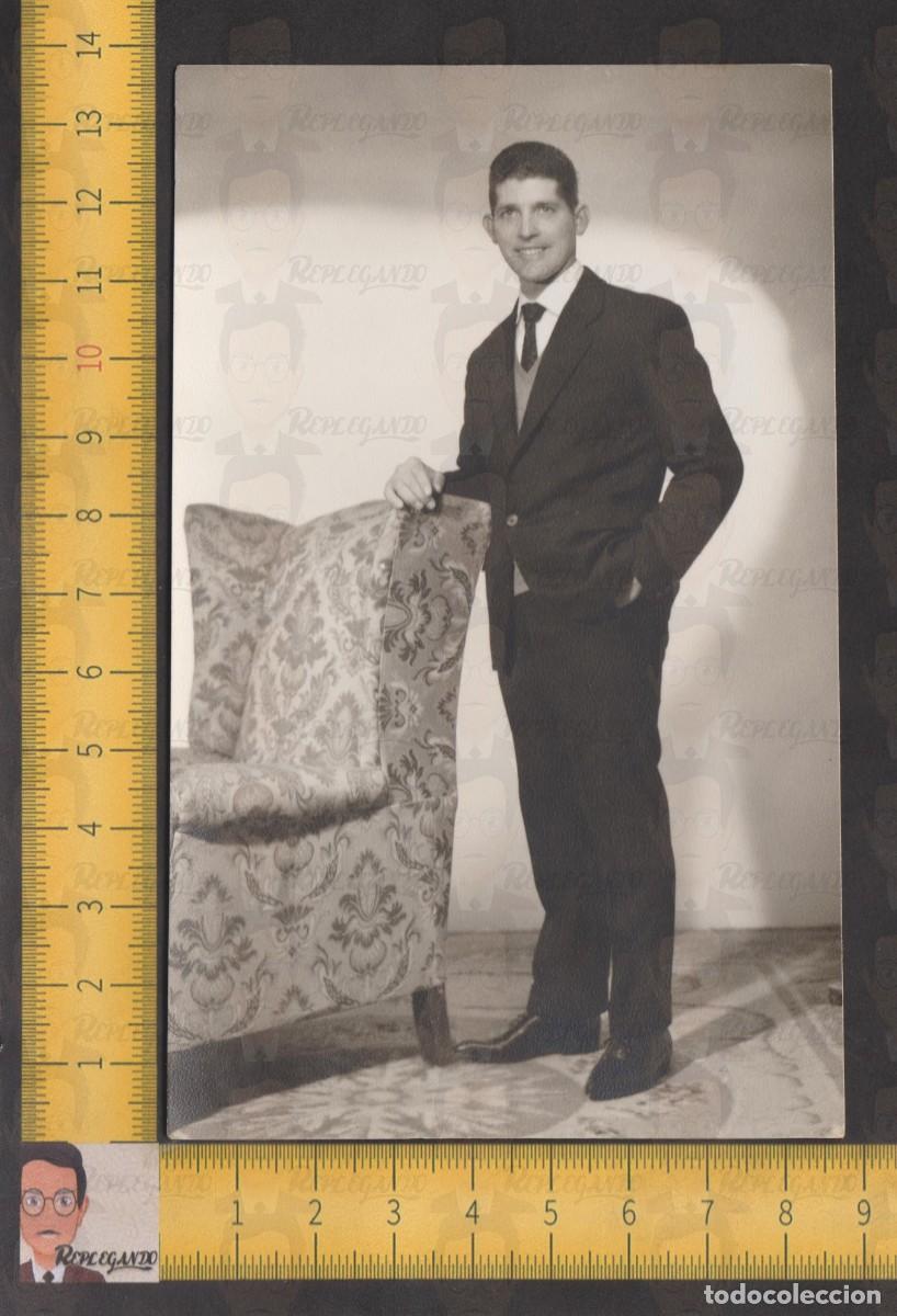 Fotograf&iacute;a antigua: ELEGANTE CHICO JOVEN POSA JUNTO A SILL&Oacute;N - HOMBRE GUAPO SONRISA - FOTO ANTIGUA ESTUDIO A&Ntilde;O 1965