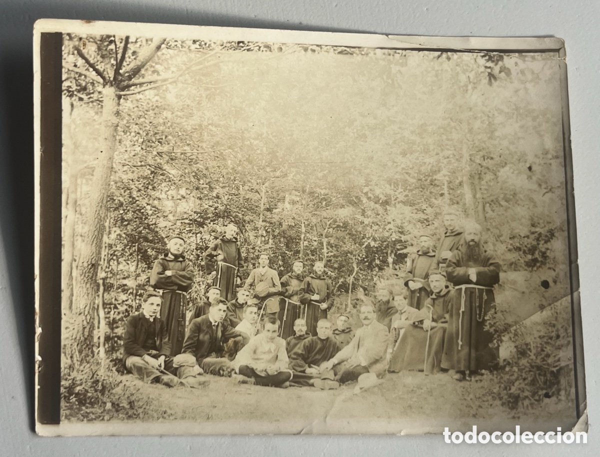 Fotografia antiga: FOTOGRAF&Iacute;A DE CURAS Y NI&Ntilde;OS EN EL BOSQUE