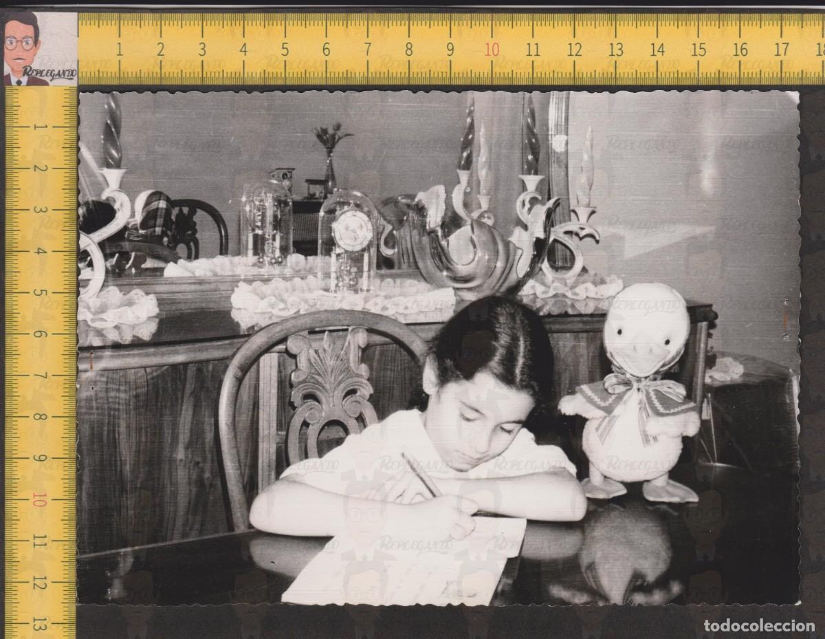 Fotograf&iacute;a antigua: NI&Ntilde;A HACE DEBERES EN SALON CON PATO PELUCHE - ESCUELA COLEGIO ESPA&Ntilde;A INFANCIA - FOTO ANTIGUA A&Ntilde;OS 60