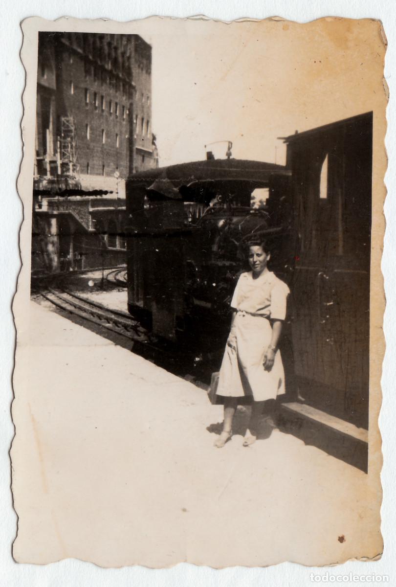 Fotograf&iacute;a antigua: Chica delante de un tren. Ferrocarril. A&ntilde;os 40 h aa