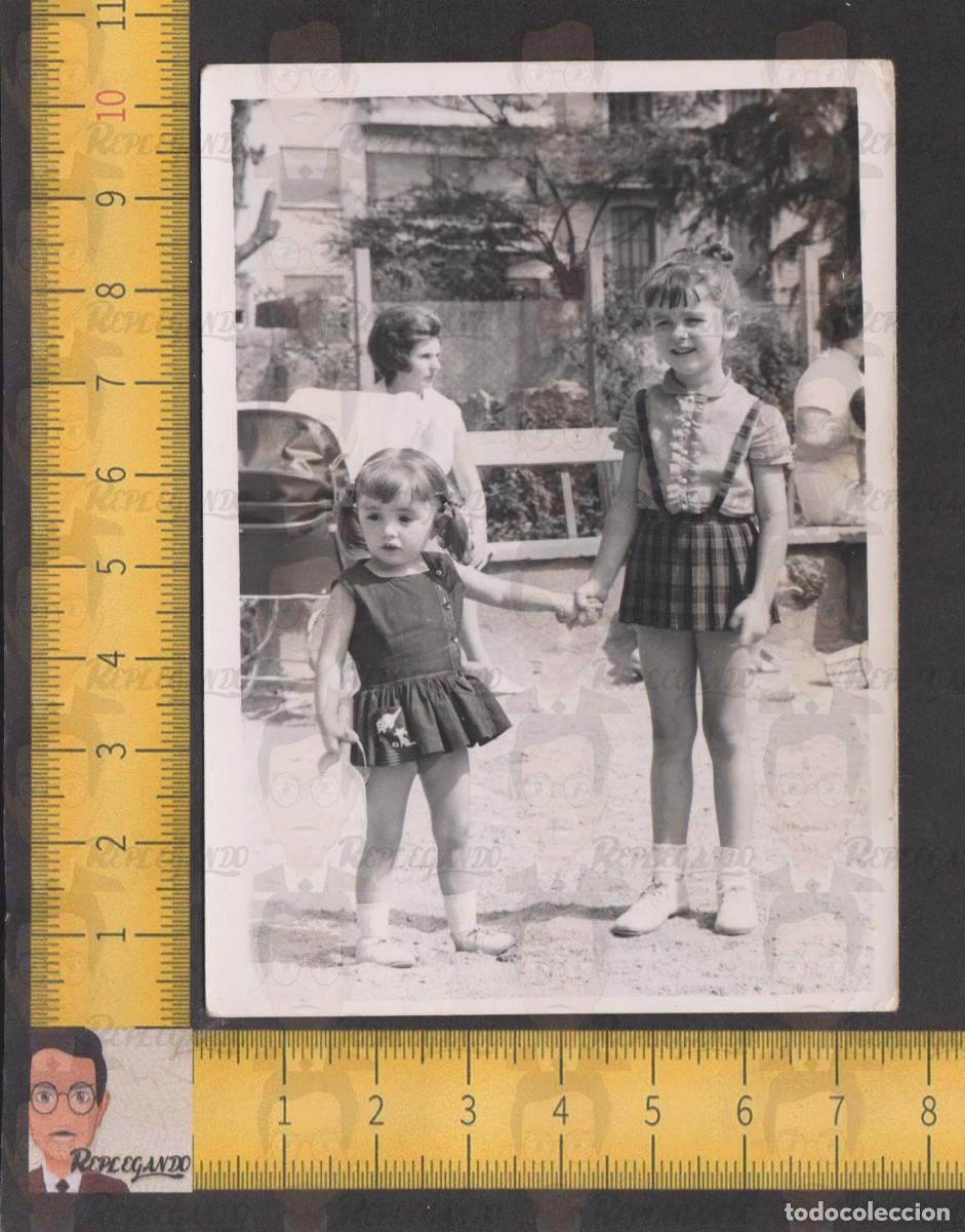 Fotograf&iacute;a antigua: DOS SIMP&Aacute;TICAS NI&Ntilde;AS COGIDAS DE LA MANO EN PARQUE DE BARCELONA - FOTO ANTIGUA A&Ntilde;OS 50/60 - INFANCIA