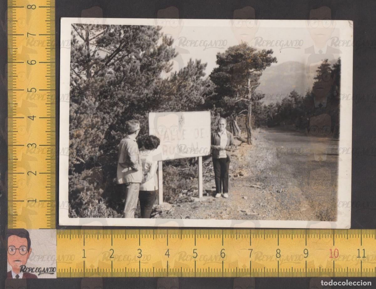 Fotografia antica: NAVARRA: GENTE POSA EN CARTEL VALLE DEL RONCAL - CARRETERA BOSQUE - FOTO ANTIGUA A&Ntilde;OS 60 - ESPA&Ntilde;A