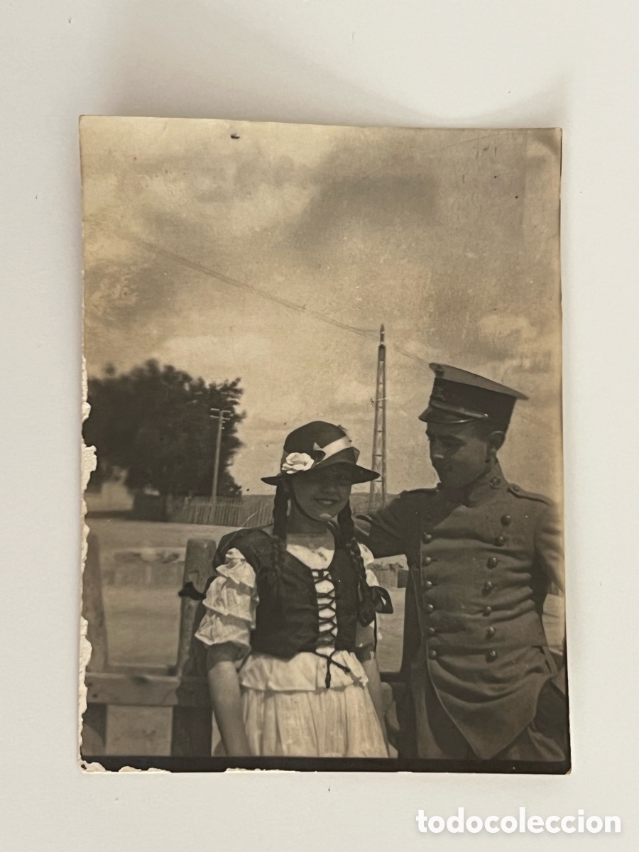 Fotograf&iacute;a antigua: MILITAR y joven ni&ntilde;a con traje regional. Fotograf&iacute;a (h.1920?)