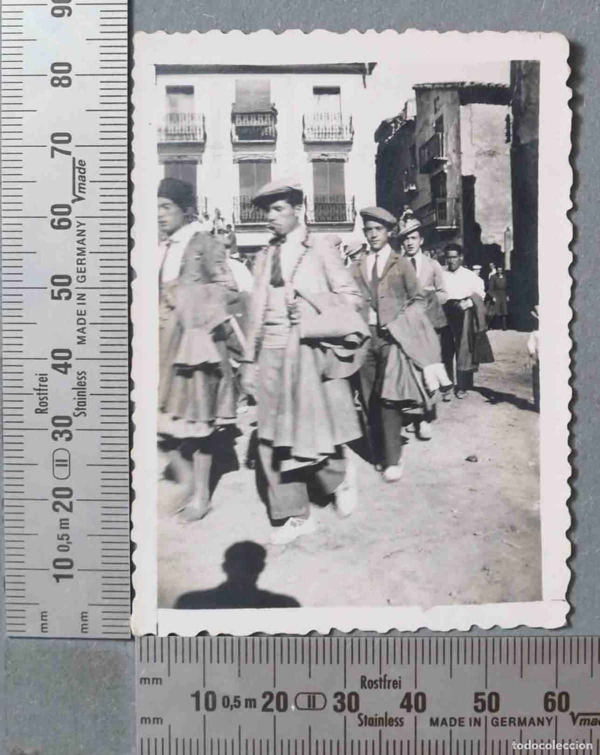 Antique Photography: FOTOGRAFIA. PASEILLO EN PLAZA DEL PUEBLO DE MALETILLAS. HACIA 1940