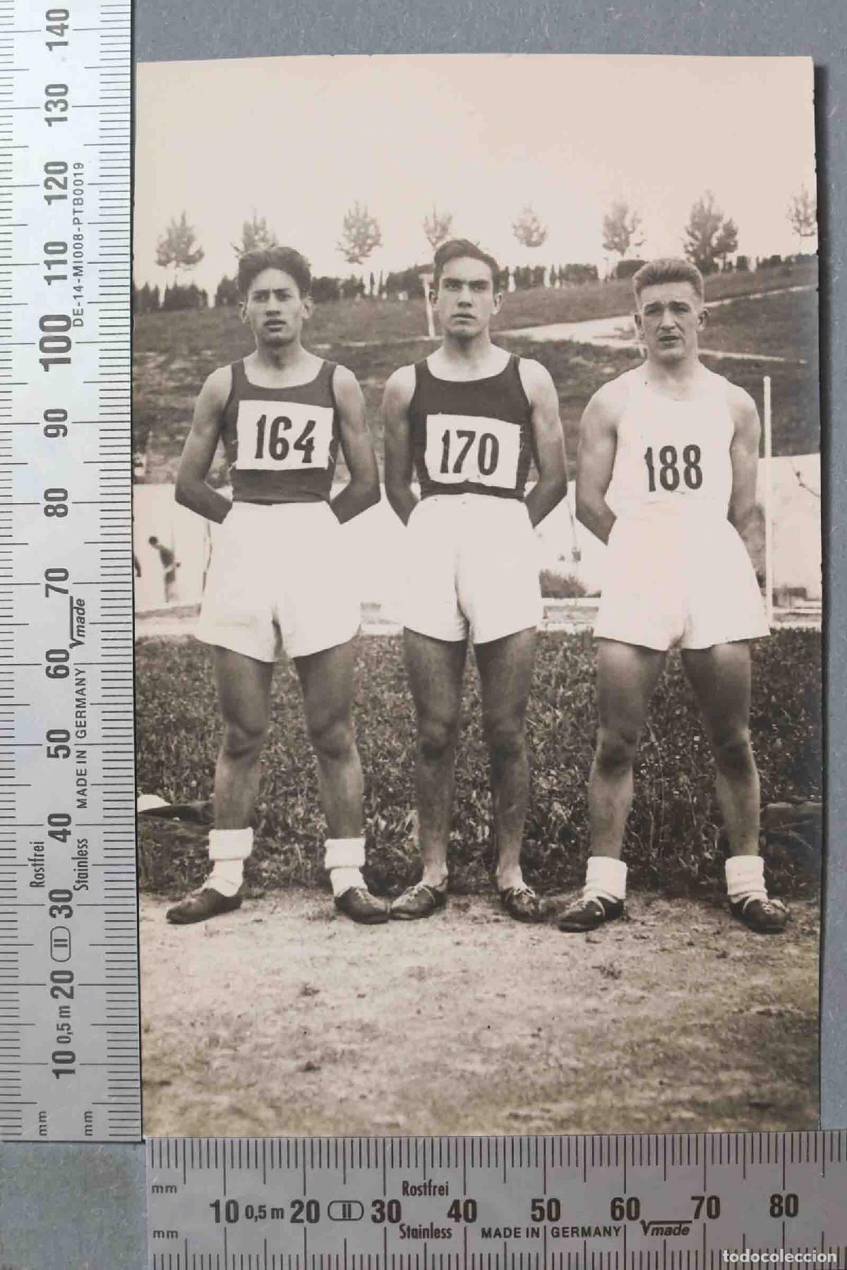 Antique Photography: FOTOGRAFIA. GRUPO DE ATLETAS FRENTE DE JUVENTUDES. CA 1945