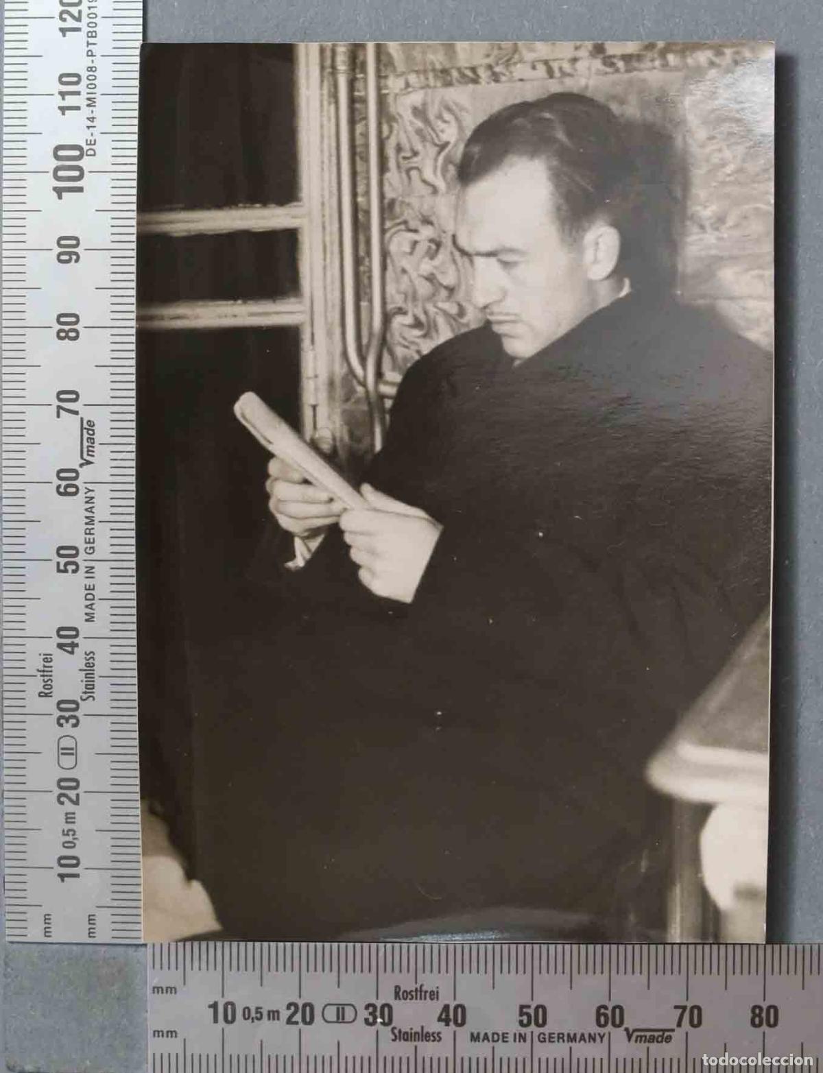 Photographie ancienne: FOTOGRAFIA. HOMBRE LEYENDO. FECHADA 1950
