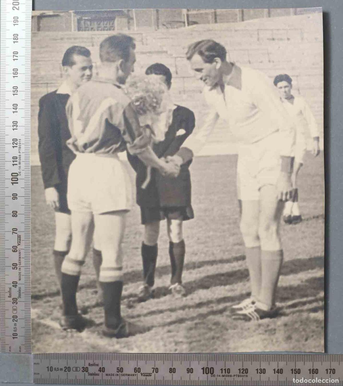Photographie ancienne: FOTOGRAFIA. INICIO PARTIDO SELECCION ESPA&Ntilde;OLA DE FUTBOL O BALONMANO