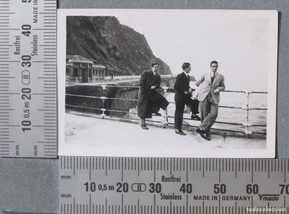Fotograf&iacute;a antigua: FOTOGRAFIA. GRUPO EN PLAYA DE SAN SEBASTIAN 1946