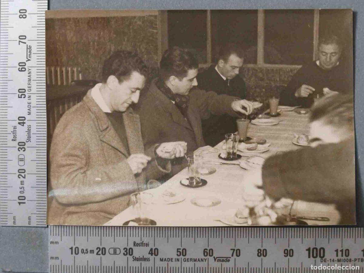 Fotograf&iacute;a antigua: FOTOGRAFIA. TOMANDO CAFE 1950