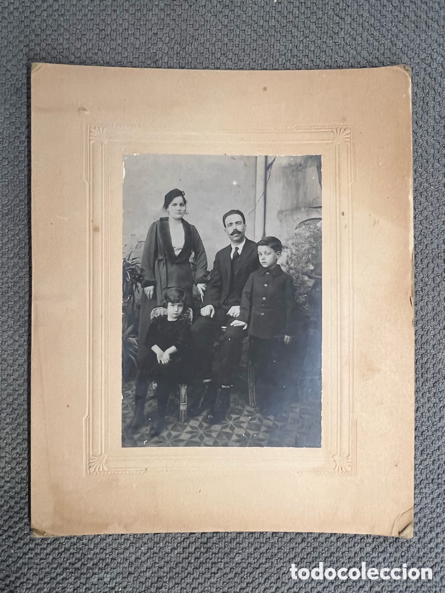 Photographie ancienne: FOTOGRAF&Iacute;A ANTIGUA FAMILIAR.. Retrato de una Familia e hijos&hellip; (h.1920?)