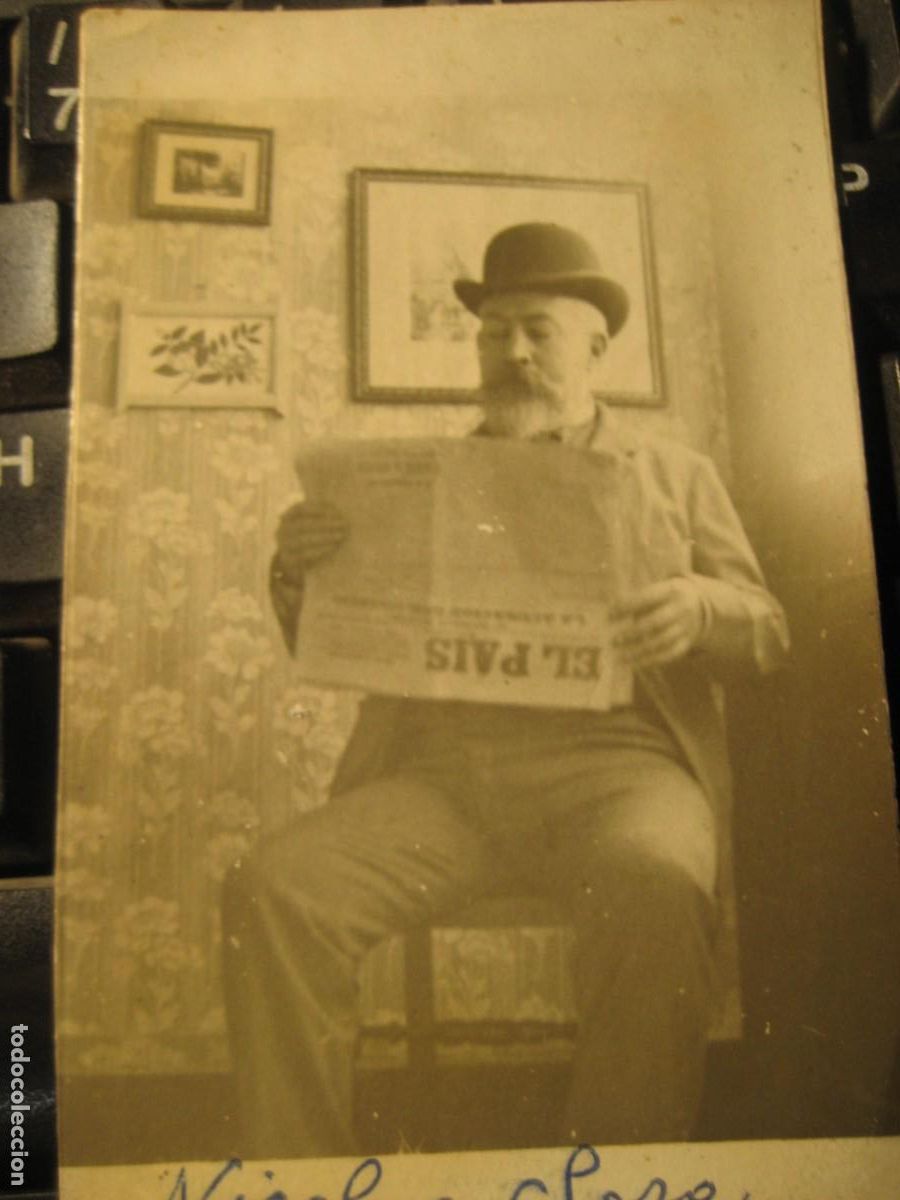 Fotografia antica: antigua fotografia Nicolas Soro con el periodico el pais 10 / 6 cm