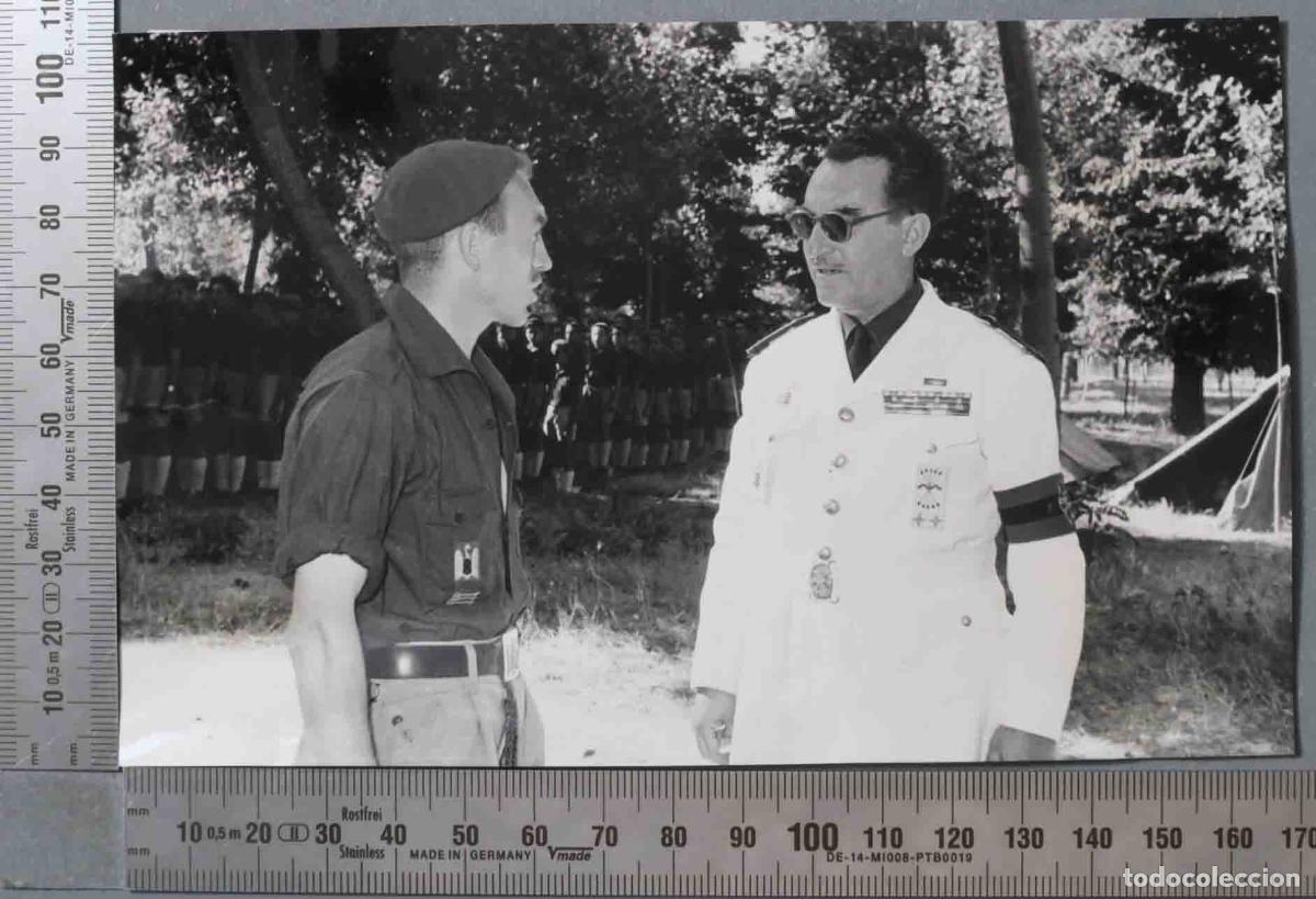 Antique Photography: FOTOGRAFIA. FRENTE JUVENTUDES. JEFE DE CENTURIA CON JERARCA. CAMPAMENTO BURGOS 1955
