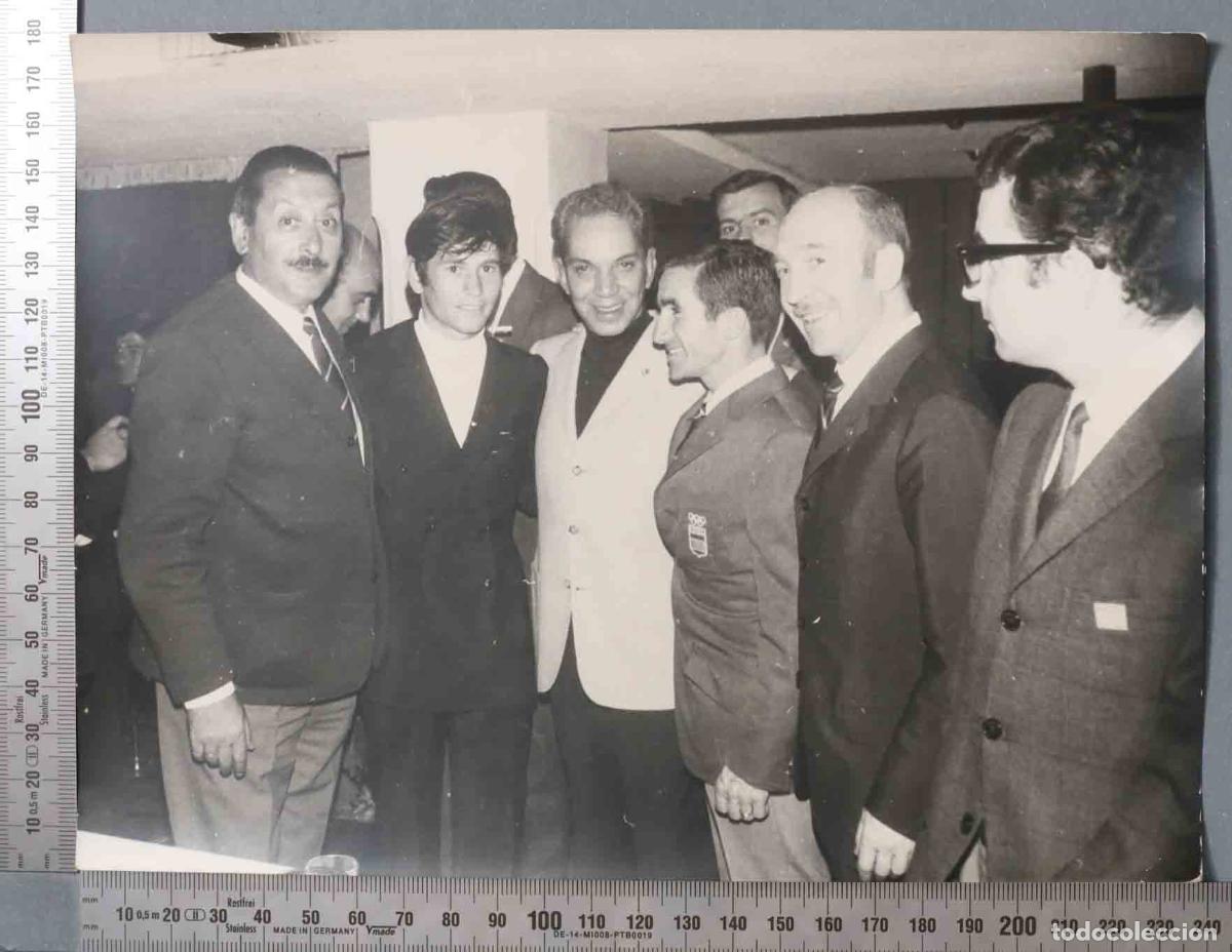 Fotograf&iacute;a antigua: FOTOGRAFIA. CANTIFLAS CON PALOMO LINARES Y HOMBRE DEL COMITE OLIMPICO ESPA&Ntilde;OL
