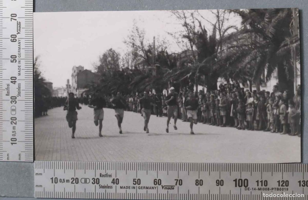 Antique Photography: FOTOGRAFIA. DESFILE O COMPETICION FRENTE DE JUVENTUDES. CA 1949
