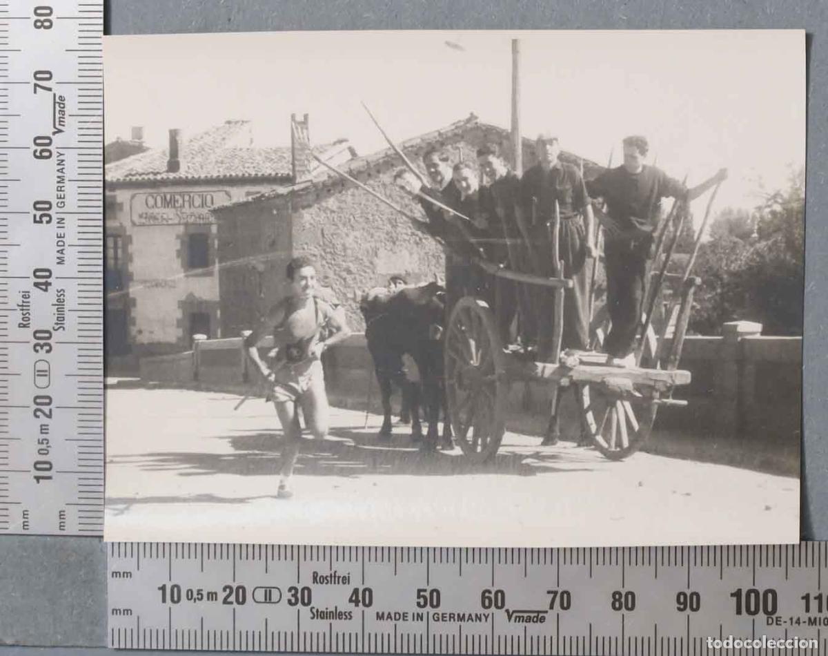 Photographie ancienne: FOTOGRAFIA. JOVENES DEL FRENTE DE JUVENTUDES MONTADOS EN CARRO Y BANDERIN.