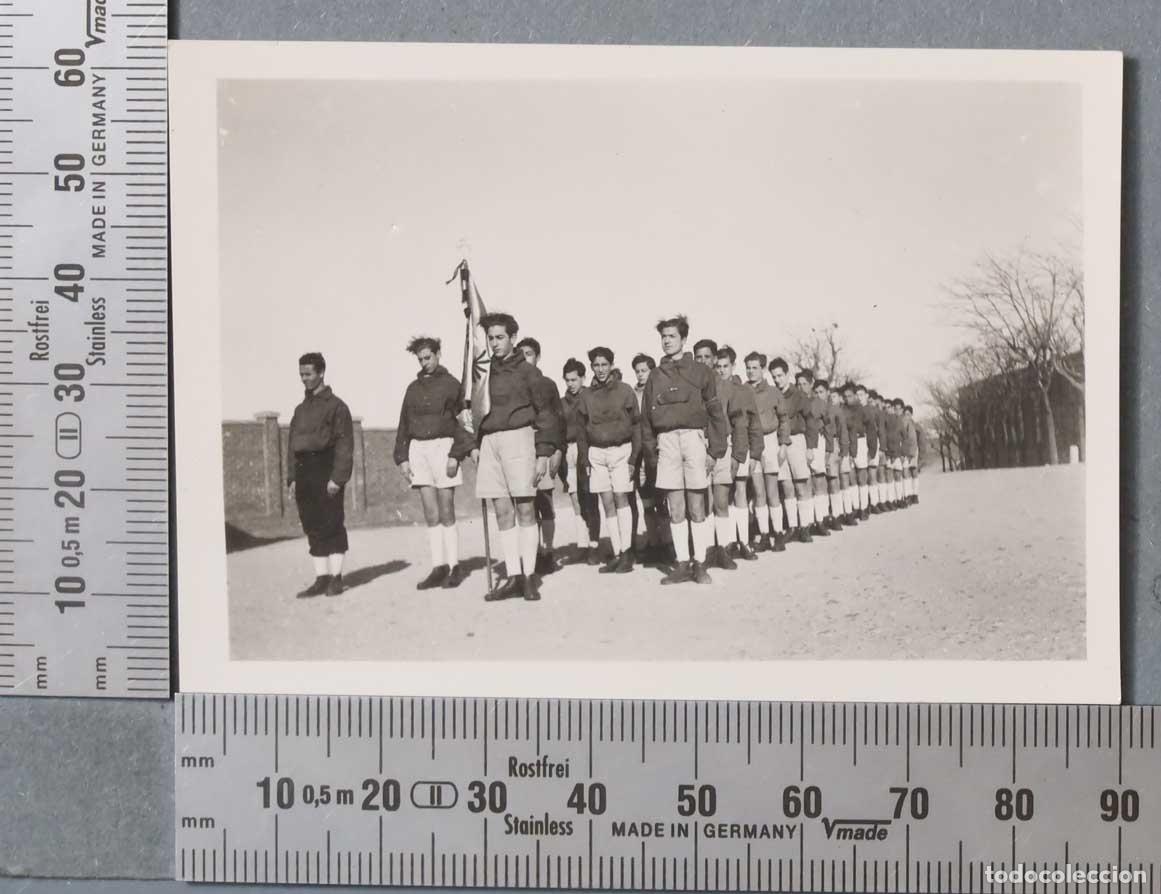 Photographie ancienne: FOTOGRAFIA. FRENTE DE JUVENTUDES EN FORMACION CON BANDERIN.