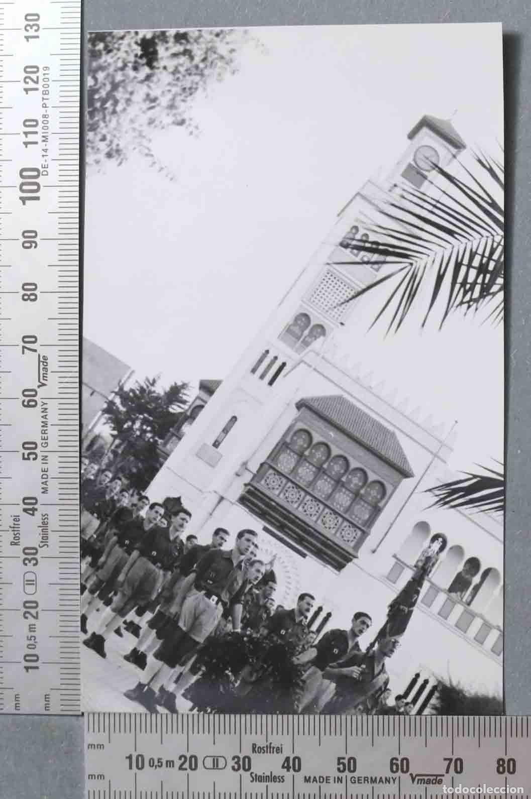 Alte Fotografie: FOTOGRAFIA. CAMPAMENTO DE AFRICA 1953. FRENTE DE JUVENTUDES. FORMACION BANDERIN. &iquest;TETUAN?