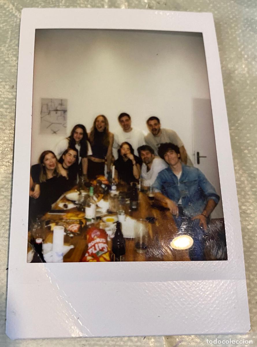 Fotograf&iacute;a antigua: Fotograf&iacute;a instant&aacute;nea tipo Polaroid. Grupo de amigos posando. A&ntilde;os 2000. Buen estado.