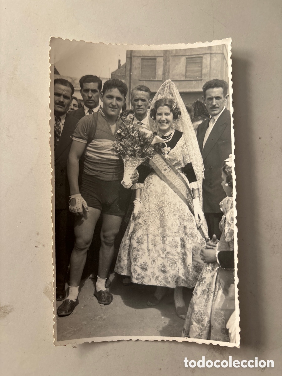 Fotograf&iacute;a antigua: FOTO. FALLERA MAYOR ENTREGA UN RAMO AL CAMPE&Oacute;N DE CICLISMO. FOT&Oacute;GRAFO?.