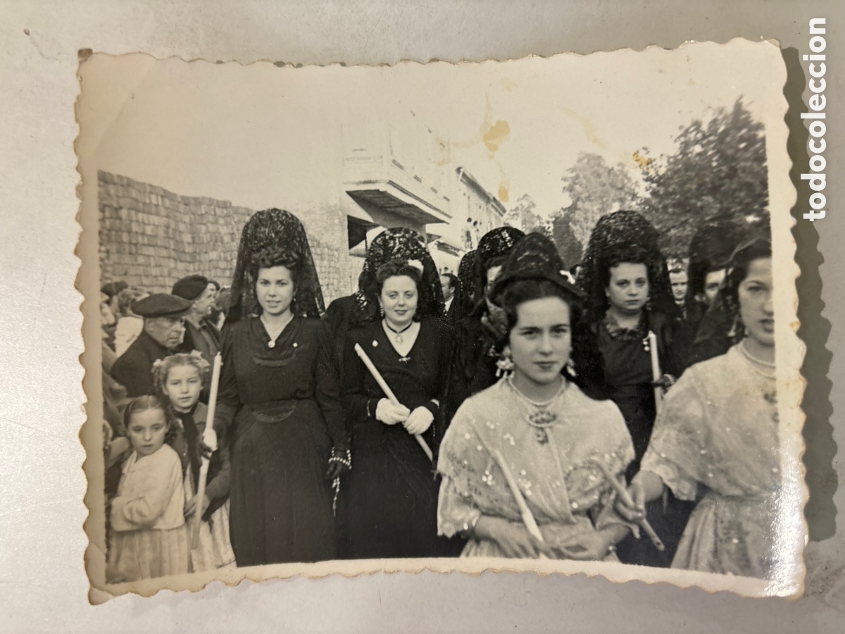 Fotograf&iacute;a antigua: FOTO. J&Oacute;VENES FALLERAS Y CLAVARIESAS DESFILAN EN LA PROCESI&Oacute;N. FOT&Oacute;GRAFO?. MUNICIPIO?.